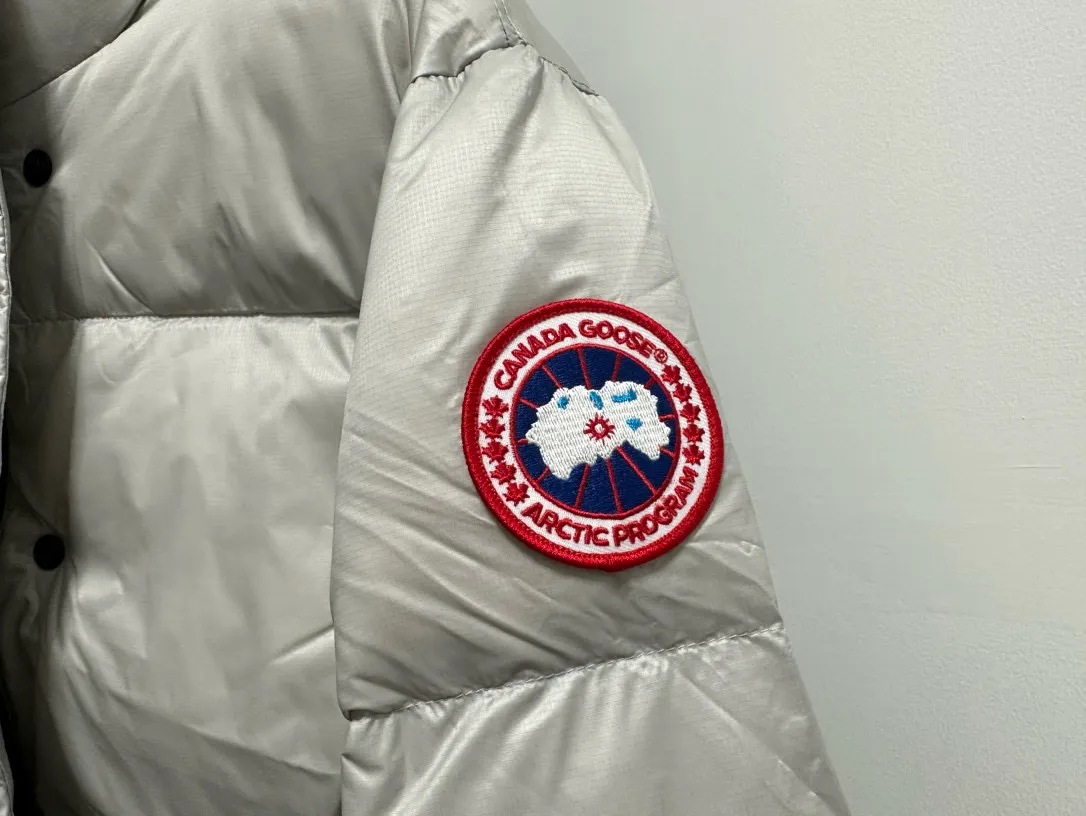 P720 [CANADA GOOSE] Cypress Women's Short Down Jacket 2256W The down collar enhances warmth and can better withstand bad weather. The short hem has an internal drawstring to adjust the tightness and block the cold wind. Embedded cuffs improve comfort and lock in heat. Dropped shoulder design and articulated sleeves allow for a good range of movement. Two external pockets: zippered hand pockets. ·Three interior pockets: two mesh drop-in pockets and one zippered pocket! Size: XS S M Color: Black Birch